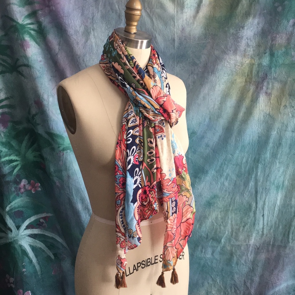 Paisley floral scarf with tassels